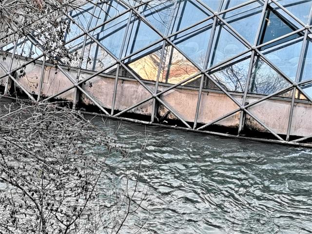 Beschädigungen an der Überdachung