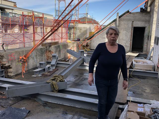 Offenes Dach: Elisabeth Nagel-Neuwirth auf der Baustelle. | Foto: Michael J.