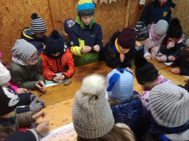 Die Schüler der Volkschule Unterpullendorf beim Kennenlernen von Eisenerz und dessen Verwendung. | Foto: Manuela Thurner