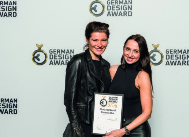 Ines Berghoffer (Mitarbeiterin & Creative Director im Hause Dr. Puschnegg Brandmanagement) und Ing. Mag. Dr. Sarah Puschnegg (Geschäftsführung) beim German Design Award 2020 in Frankfurt (von li. nach re.)