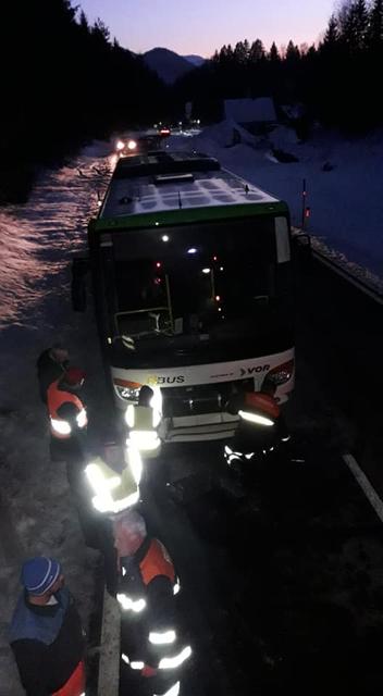 Ein Reisebus musste in Lunz am See abgeschleppt werden. | Foto: Freiwillige Feuerwehr Lunz am See