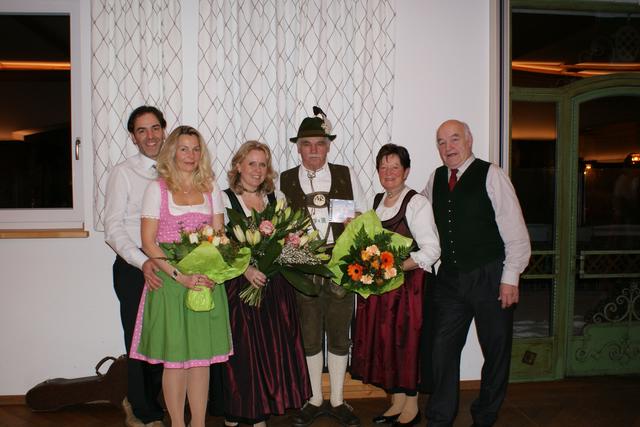 Der "Hubertus Zwoag'song" mit den Sponsoren der CD, Peter Neureiter sen. und jun. mit Gattinnen.