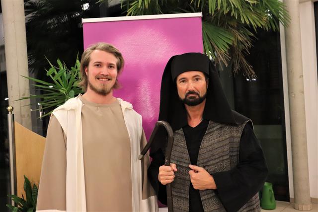 Martin Plank (li) spielt die Rolle des Jesus, sein Vater Andreas Plank dessen Widersacher. | Foto: Edith Ertl