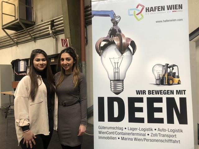 Nazlican Boynuuzun (l.) und Sabrina Marinkovic absolvieren eine Lehre als Speditionskauffrau beim Hafen Wien.