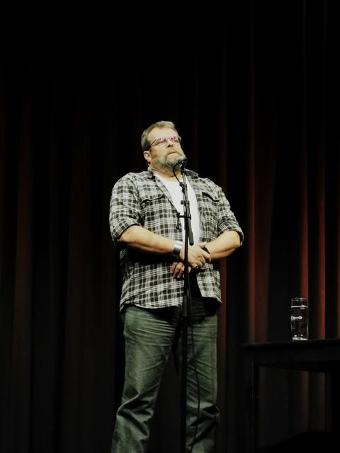 Jochen Malmsheimer ist nicht jedermanns Geschmack. Schwimmt man allerdings auf seiner Wellenlänge ist Lachen vorprogrammiert.