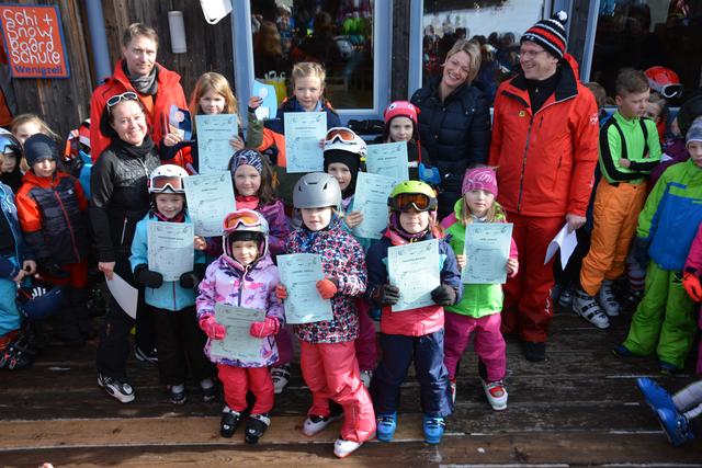 Die Kinder strahlen mit den Verantwortlichen fast um die Wette. | Foto: KK