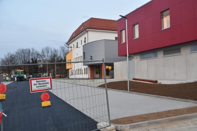 Vor dem Krankenhaus Güssing wird die Parkfläche vergrößert. Nach Ende der Arbeiten werden Gebühren eingeführt.