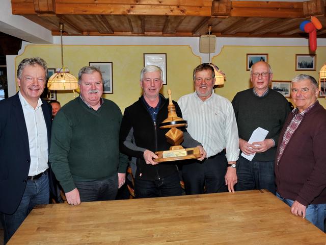 v.l. Bgm. Alexander Scheutz, Moar Alfred Peer Bad Goisern, Siegermoar Josef Sonnleitner Hallstatt, Moar Fritz Gamsjäger Gosau, Sportreferent Engelbert Buttinger, Obmann Rudi Höll – Foto Franz Frühauf