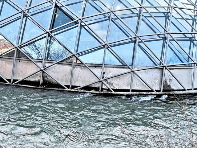 Beschädigungen an der Überdachung