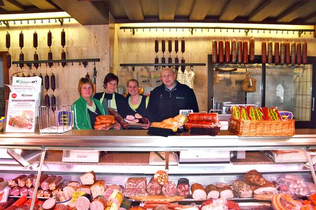 Alois Moshammer ist Chef der gleichnamigen Fleischerei. Hier mit den Mitarbeitern Petra Aigner, Leopoldine Huber und Anna Amon.