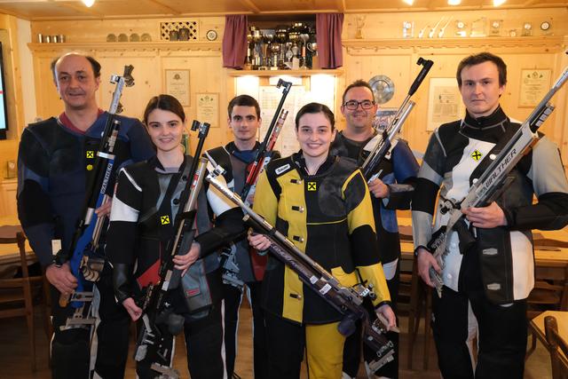 Meister oder Vizemeister wurde zwischen Roppen 1 und Umhausen 1 in der letzten Runde entschieden - Roppen 1 holte sich den Titel.
v.l.: Martin Kammerlander (Umhausen), Franziska Stefani (Roppen), Johannes Stefani (Roppen), Marie-Theres Auer (Roppen), Karl Hafner (Umhausen) und Lukas Kammerlander (Umhausen).