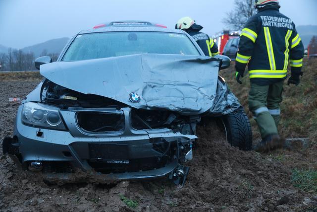 Zwei Personen wurden bei dem Unfall in Hartkirchen leicht verletzt und vom Rettungsdienst versorgt.