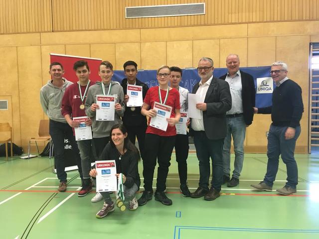 Das erfolgreiche Team der NMS 1 mit STVV Präsident Uwe Stark (2.v.r).