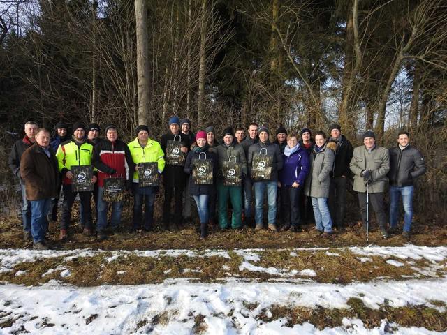 Die Seminarteilnehmer besichtigten unter anderem verschiedene Aufforstungsarten im Wald.