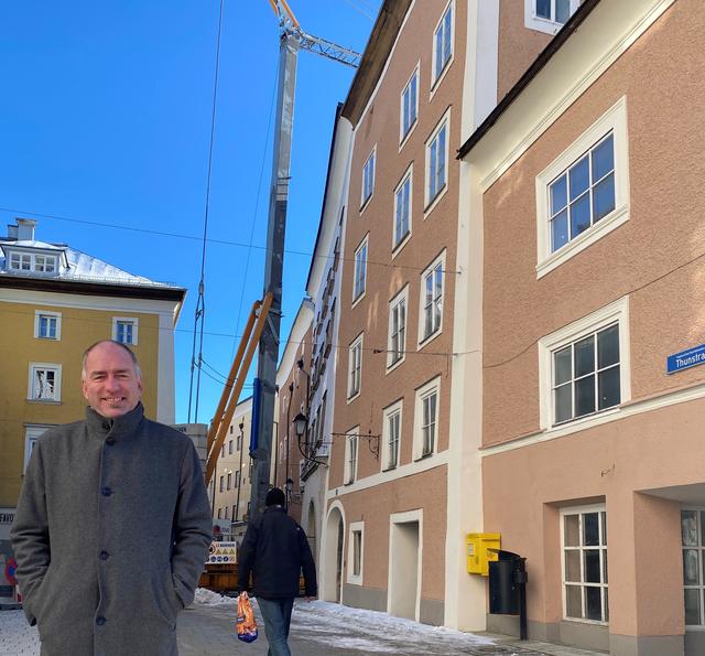 Halleins Bürgermeister Alexander Stangassinger besichtigte die markante Baustelle mit dem Kran.