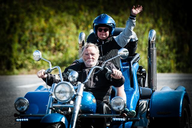 Freizeitgestaltung mit dem Verein "Frei-Raus": Gerhard führt die Schützlinge kilometerweit herum.
 | Foto: tschikinifoto – Andreas Cichini