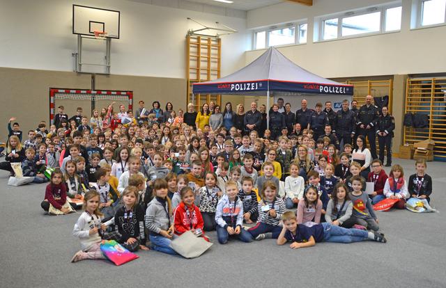 Die Aktion Kinderpolizei im Turnsaal der Volksschule Thalheim – Gruppenfoto mit den Schülerinnen und Schülern, den Pädagoginnen, den Mitgliedern der Polizei und Bürgermeister Andreas Stockinger. | Foto: Marktgemeinde Thalheim, Steiner