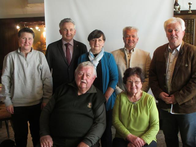 v.v.l.n.r.: Wilhelm Blahusek, Margarete Spannbruckner
h.v.l.n.r.: Doris Blashusek, Bgm. Leopold Figl, GGR Herma Heidenreich, Paul Haydu, Walter Haydu