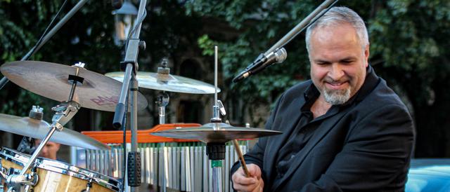 Franjo Kröpfl ist seit Jahrzehnten Schlagzeuger der burgenländísch-kroatischen Band PAX.