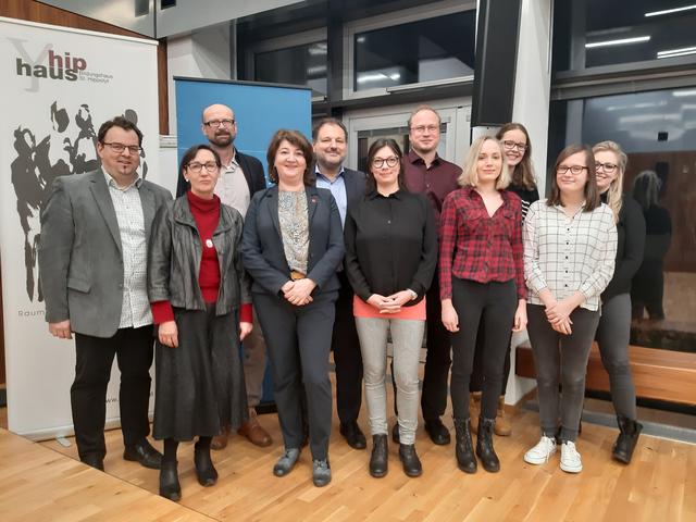 Franz Moser, Direktorin Martha Keil (Injoest), Wolfgang Gasser (Injoest), Gemeinderätin Mirsada Zupani, Ärztlicher Direktor Christian Korbel (Landesklinikum Mauer), Tina Frischmann (Injoest), Philipp Mettauer (Injoest) und die Filmmacherinnen - Schülerinnen der ALW Amstetten.