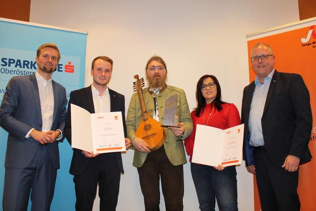 Michael Wimmer (links) von der Jungen Wirtschaft Perg und Hubert Schlager (rechts) vom Wirtschafskammer-Bezirksstellenausschuss mit den "Gründern des Jahres": Daniel Garulli (Mitte), Daniel Kastner und Viktoria Andraschko