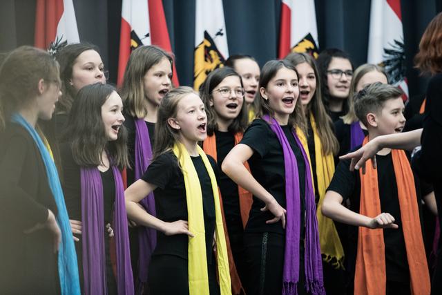 Für die musikalische Umrahmung des Festaktes im Steinernen Saal des Landhauses sorgten die Chöre der Musikvolksschule Gschwandt, der Neuen Musikmittelschule Neufelden sowie des BORG Bad Leonfelden. | Foto: Land OÖ/Max Mayrhofer