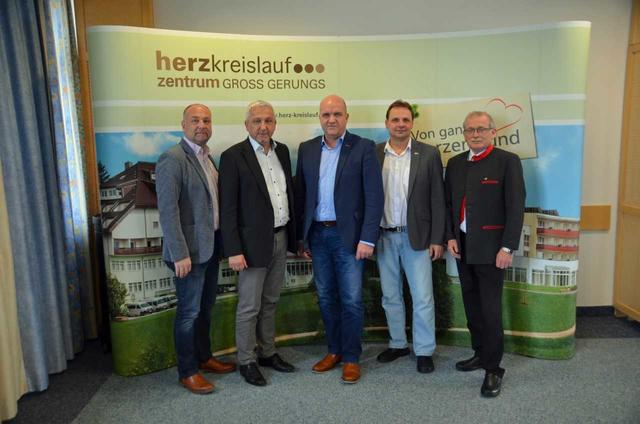Im Bild v.l.: ÖGB-Regionalsekretär Franz Steindl, Geschäftsführer Fritz Weber (Herz Kreislauf-Zentrum), AK NÖ-Präsident und ÖGB NÖ-Vorsitzender Markus Wieser, AK-Bezirksstellenleiter Jürgen Binder (Zwettl), Betriebsrat Thomas Prinz (Herz Kreislauf-Zentrum)