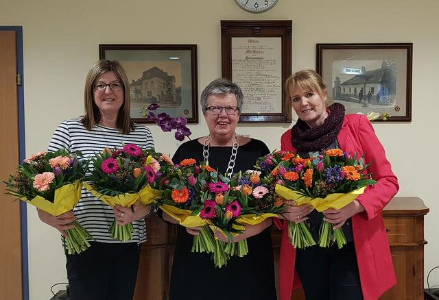 Direktorin Regina M. Berger und Direktorin Stellvertretung Susanne Pay bedankten sich im Namen der Bewohner bei Stadträtin Elfriede Pfeiffer für den wunderbaren Valentinsgruß.