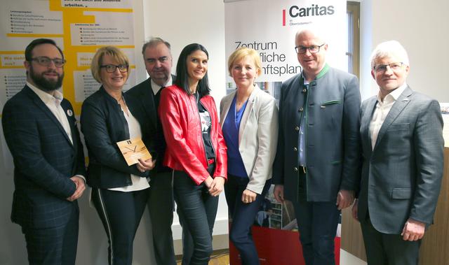 Caritas OÖ-Geschäftsführer Stefan Pimmingstorfer, Bürgermeisterin Maria Pachner, Dechant Johann Gmeiner, Caritas-Abteilungsleiterin Barbara Freydorfer, ZBZ-Leiterin Ottilie Maier (Leitung ZBZ), Günther Baschinger von der WKOÖ Grieskrichen und Caritas OÖ-Direktor Franz Kehrer.