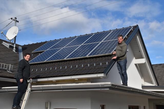 Drei Ökostromanlagen wurden via Bürgerbeteiligung finanziert, sind Bgm. Josef Pfeiffer (rechts) und Andreas Schneemann stolz.