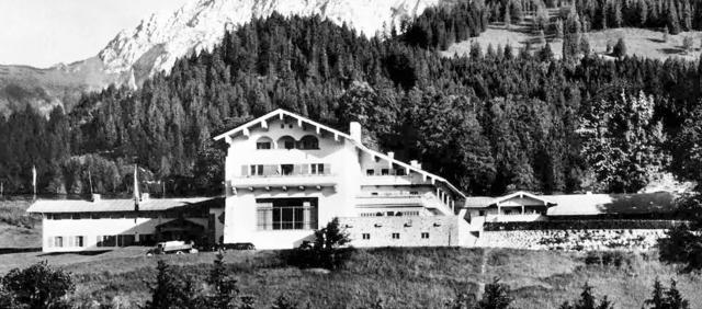Das Bild zeigt Hitlers Berghof auf dem Obersalzberg, von dem heute nur noch Ruinen übrig sind. Die Lage des Hotels zum Türken ist links dahinter, das Gebäude ist aber nicht mehr auf dem Bild zu sehen.