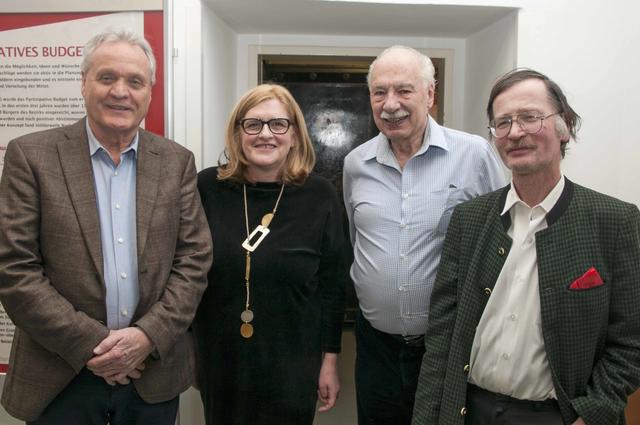 Bezirkschefin Susanne Schaefer-Wiery lud zur Ausstellungseröffnung von "Engagiert euch! Get Involved!".