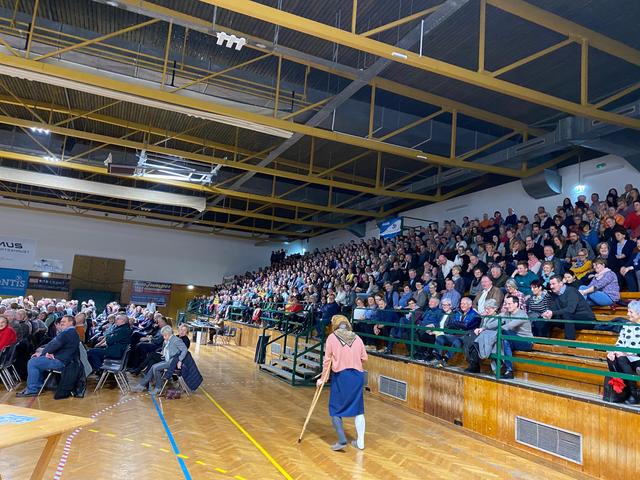Der Auftritt der "Ermi-Oma" in der vollen Bärnbacher Sporthalle