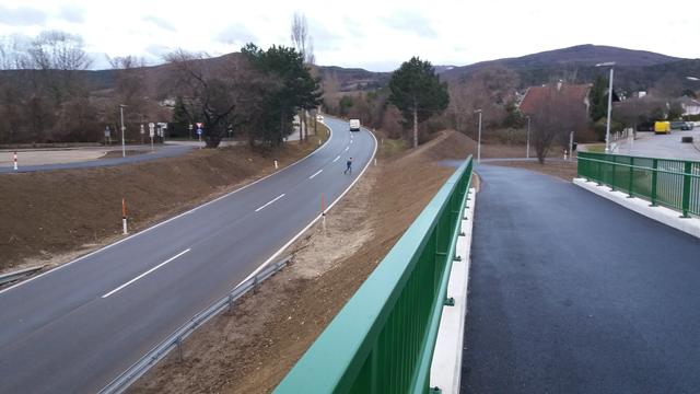 Der längere Fußweg über die neue Brücke bei der Umfahrungsstraße birgt gewaltige Gefahren. Dies ist eine Warnung und ein Ersuchen an die Verkehrsverantwortlichen, die Situation abzusichern! Bitte spielt nicht mit Eurem Leben. | Foto: Hirschhofer