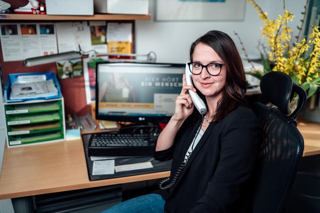 Die MitarbeiterInnen der TelefonSeelsorge – im Bild Barbara Ogris – schenken Hilfesuchenden ein Ohr und helfen ihnen weiter.