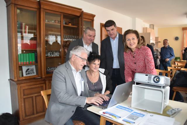 Bei der Eröffnung der Computeria in Rietz war kein Platz frei, auch LRin Parizia Zoller-Frischauf machte sich ein Bild vor Ort.
