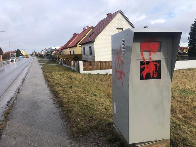 Radarbox wurde von Unbekannten mit rotem Lack besprüht.