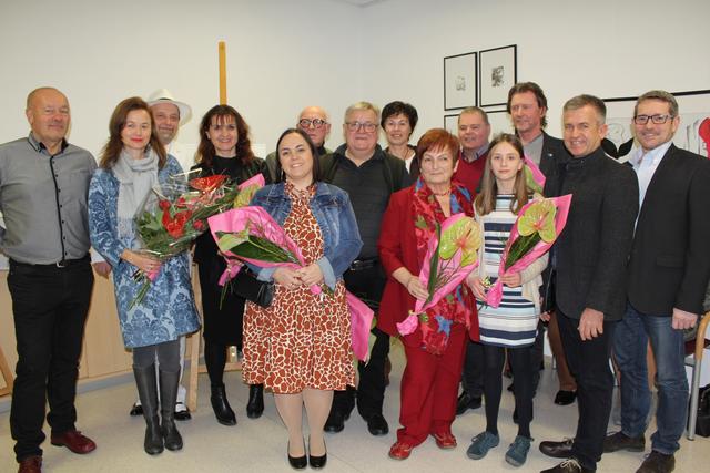 v.l.n.r: Erich Höflinger, Antonia Riederer, Josef Krenmair, Gabriele Sauer, Sabine Hufnagl, Bruno Miedler, Ernst Mittermair, Gabriele Lohnauer, Regina Schwarz, Bernhard Meindl, Julia Schober, Günter Schleimer, Thomas Ferchhumer von Art im Dorf sowie Bgm. Harald Grubmair.