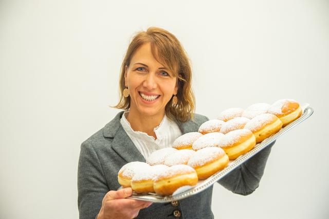 Eva Zach zaubert Krapfen vom Feinsten.  | Foto: LK/Danner