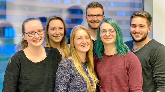 Die University Innovation Fellows (UIF) der FH Salzburg: (v.l.n.r.) Cosima Decho (Biomedizinische Analytik), Julia Brunhuber (Betriebswirtschaft), Eva-Maria Kremser (Betriebswirtschaft), Maximilian Lugmair (Smart Buildings in Smart Cities), Alexander Bendl (Informationstechnik & System-Management), David Pollhammer (MultiMediaArt). Nicht im Bild: Christiane Koch (MultiMediaTechnology)