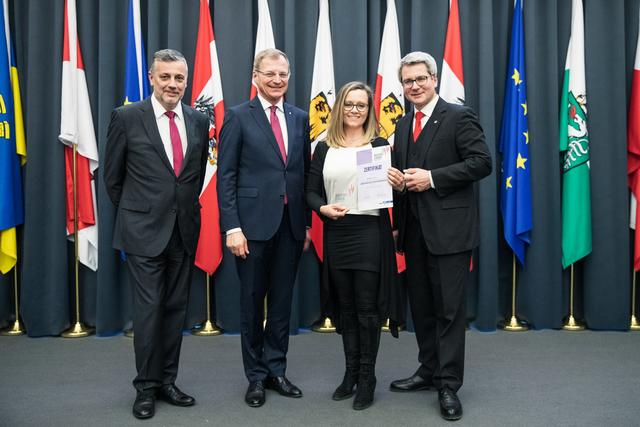 Die Vertreterin des B(R)G Enns nimmt die Auszeichnung entgegen. | Foto: Land OÖ/Max Mayrhofer