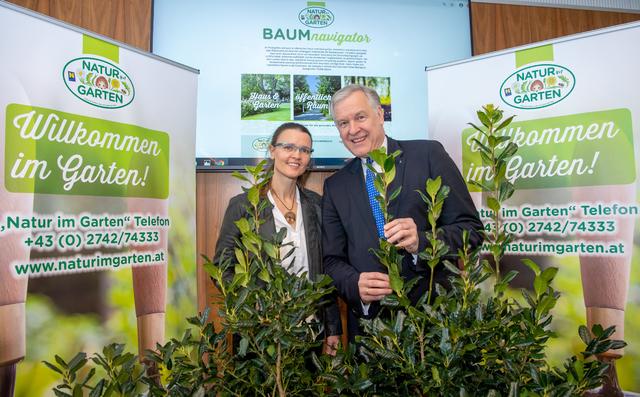 Katja Batakovic, fachliche Leiterin von „Natur im Garten“, und Landesrat Martin Eichtinger bei der Präsentation des „Natur im Garten“ Baumnavigators.