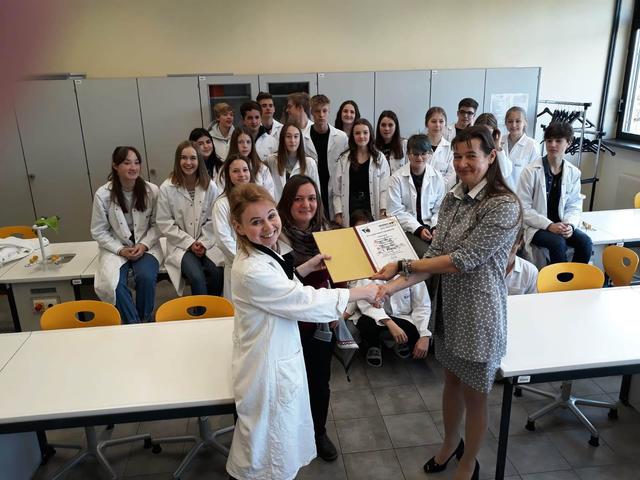 Große Freude über den Molecool Forschungspreis am Europagymnasium Leoben: Friederike Sammer, Vizepräsidentin des Verbandes der Österreichischen Chemielehrer (re.) überreicht an die Professorinnen Sigrid Diethart (li.) und Barbara Janowitz-Kramberger (Mitte) und ihre Schüler die Auszeichnung.