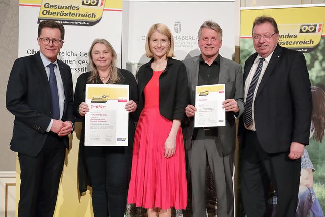 v.l.n.r.: Vizebürgermeister Ing. Klaus Mitterhauser, ARin Margit Reisinger (Arbeitskreis Gesunde Gemeinde Thalheim),
LH-Stv.in Mag.a Christine Haberlander, Leo Jachs (Arbeitskreis Gesunde Gemeinde) und Bürgermeister Andreas Stockinger.