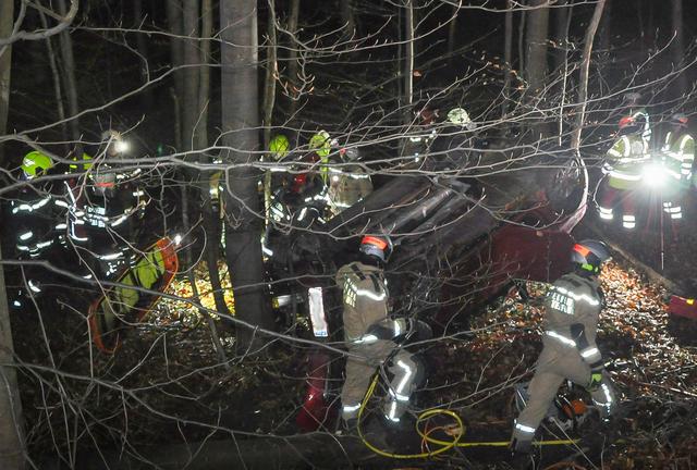 Menschenrettung und Fahrzeugbergung durch Zusammenarbeit der Einsatzkräfte.