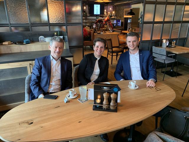 Bezirksstellenleiter Klaus Grad, AMS-Geschäftstellenleiterin und Wirtschaftskammer-Obmann Andreas Höllinger.