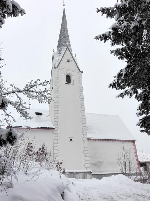 Durch Spenden und der Mitarbeit und dem Einsatz von Helfern konnte die Nordseite der Wallfahrtskirche, in der auch heuer wieder Fastenmessen gefeiert werden, bereits renoviert werden.