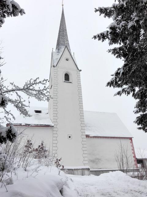 Durch Spenden und der Mitarbeit und dem Einsatz von Helfern konnte die Nordseite der Wallfahrtskirche, in der auch heuer wieder Fastenmessen gefeiert werden, bereits renoviert werden.  | Foto: Hermann Huber