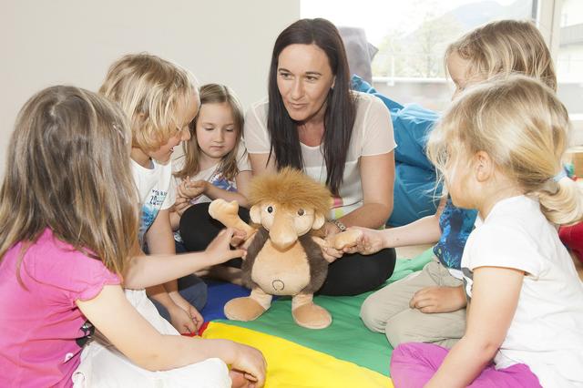 Auf spielerische Art und Weise können sich Kinder mitteilen und so ihre Gefühle im Rahmen der Gruppe verarbeiten.