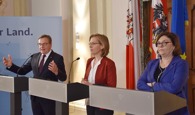 Nicht gerade große Interesse für die Problematik Tirols zeigte EU Kommissarin Adina Vălean (re.) im Bild mit BM Leonore Gewessler und LH Günther Platter